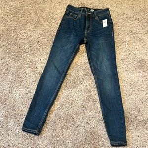 Old Navy NWT Rockstar Super skinny jeans